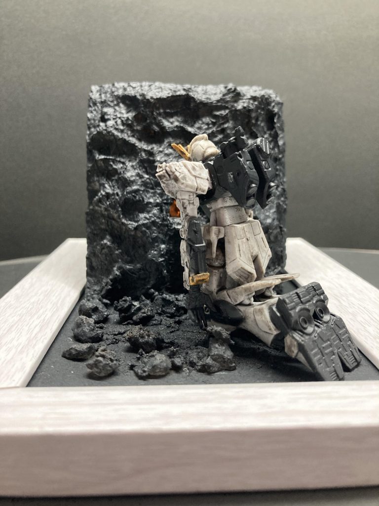 ダイソーのスチロールブロックをヒートナイフで溶かして岩っぽくして坑道用の穴も開けてみました