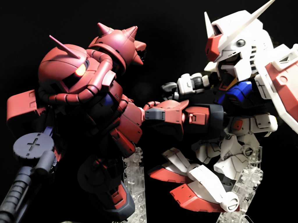 どうだ！シャアザクとガンダムが揃うと必ず再現してしまうこのシーン。SDとはいえCSフレームでかなり動くので、サマになります(^^)