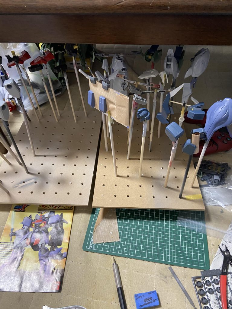 塗装前。
旧キット1/144アシュタロン、プロビ、カオス、フリーダム腰、ゼロカスアンテナ、手元にあるパーツを使いアシュタロンっぽく再現。