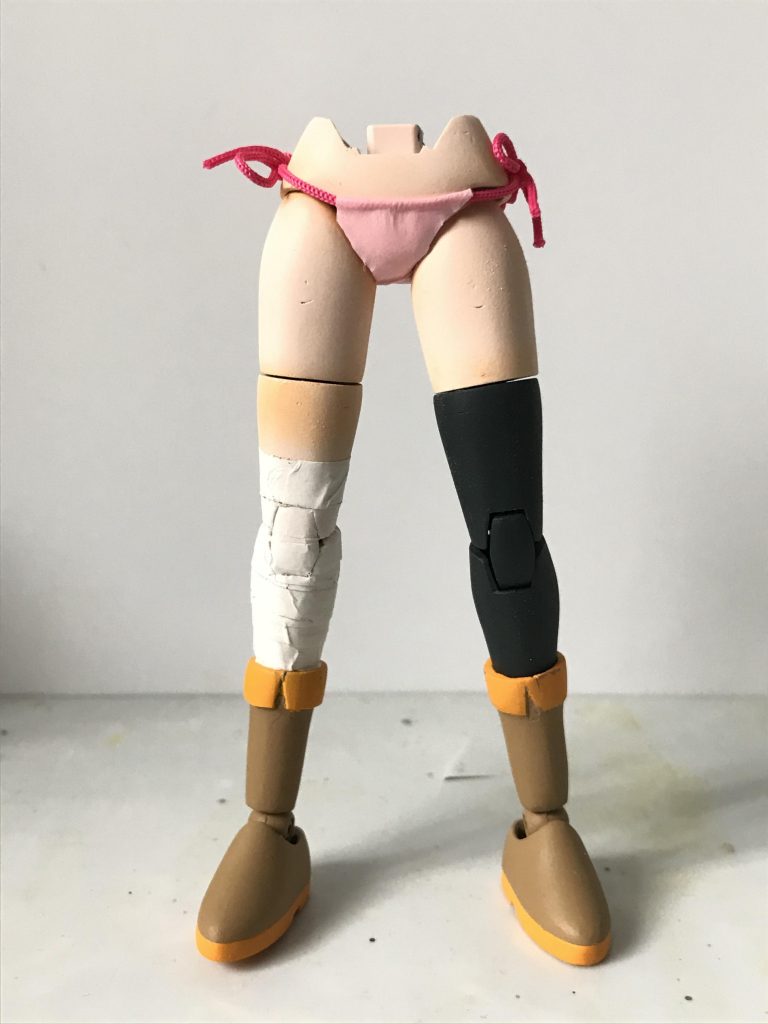 見えないところもオシャンティーに
紐パン
脚の包帯はマスキングテープ