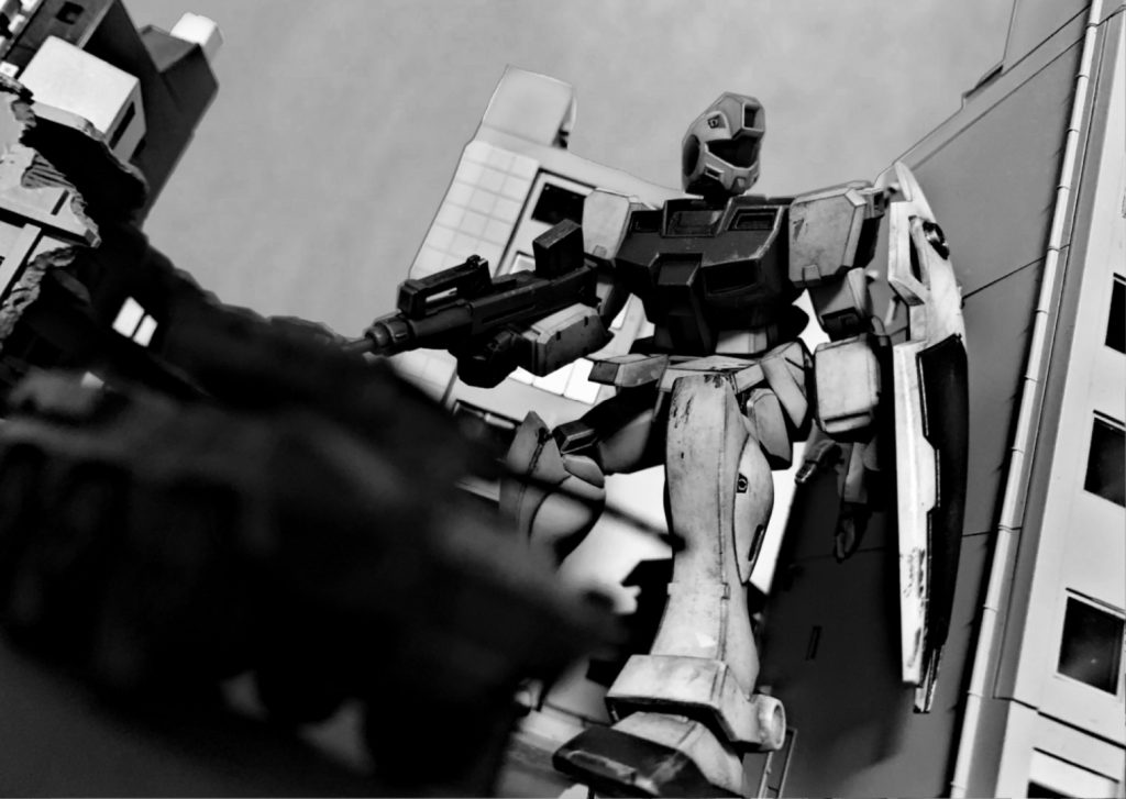 正面のデカイのはコーヒーのおまけの1/150の自衛隊の装甲車です