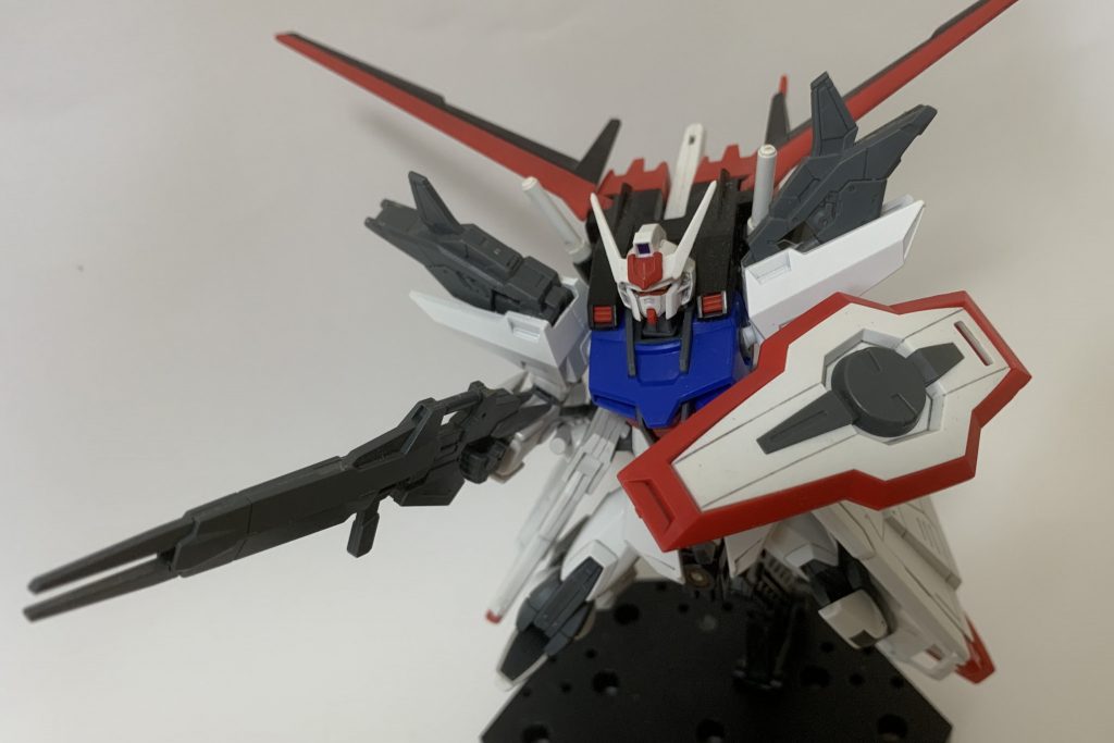 バックパックの変形でストライカーパックが接続可能に。
エールストライカー装備でさらに突撃。