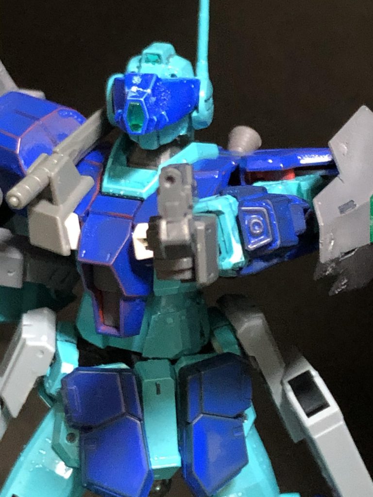 腰にはGNビームピストル、腕にはペイルライダーの腕部バルカン砲で近接火器も万全。肩アーマーにはケルディムサーガのミドルシールドを装備。なお肩の上方向可動はほぼ無くなりました。