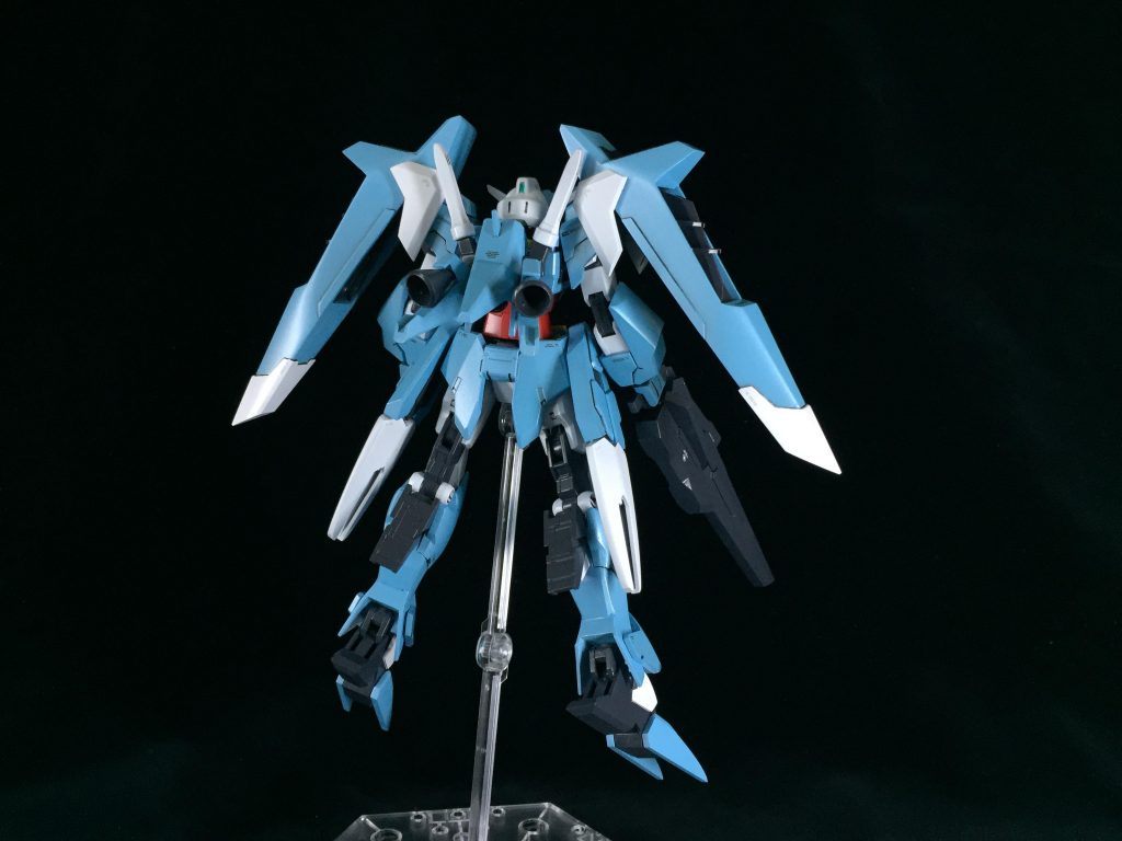 リアビュー高機動型というコンセプトなので、バックパックのアーマーにバーニアを付けました。全体のシルエットを見た時に、腰の部分が寂しく感じたので、牽制に使用出来るビームガンを装備しました。