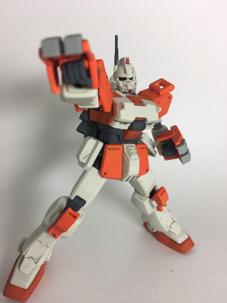 ナックルを展開しての一撃！武装がシンプルな分扱いやすく機動力にも優れている。