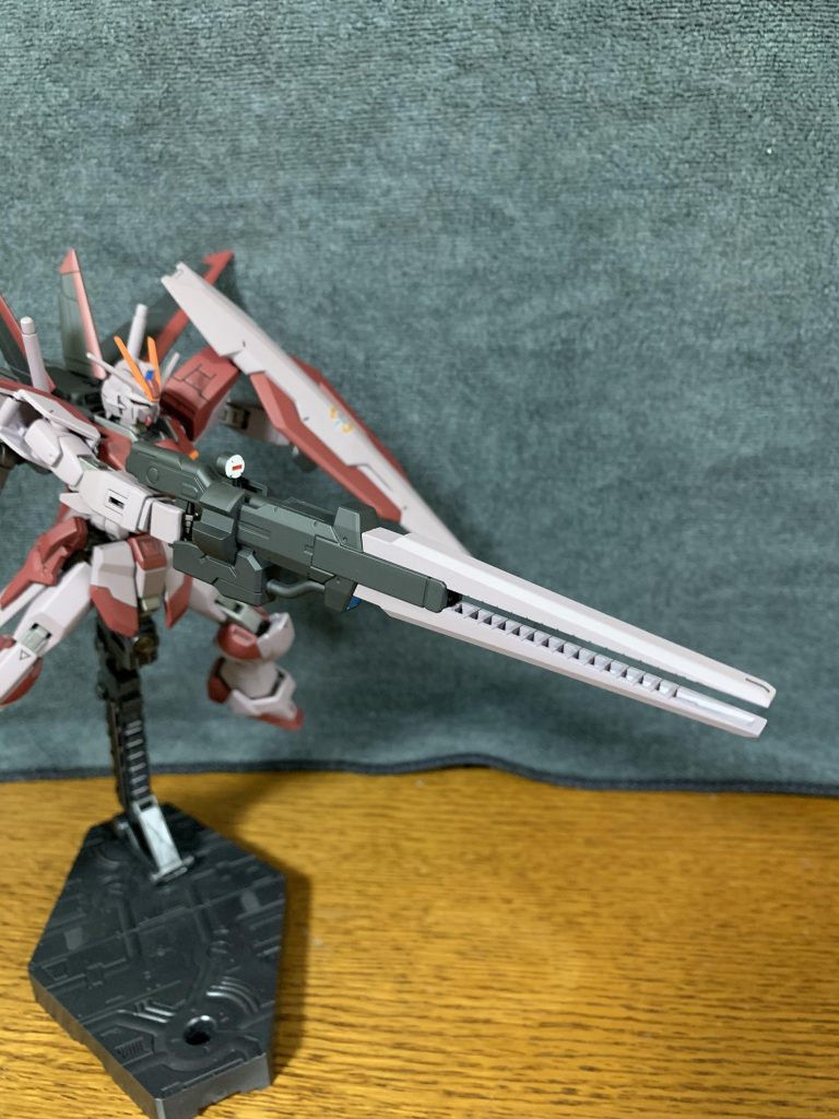 「MFE-006ゲイジャルグ改ビームスマートガン」本機体のメインウェポン「MA-BAR72 高エネルギービームライフル」に装着し使用するオプション武装で、射程及び貫通力が非常に高いのが特徴。消費電力は大きいが、本体下部の大容量追加バッテリーにより、本体のエネルギーを消費せずに使用できる。                 被弾などによりバレルが破損した際には、パージして元のビームライフルを使用することが可能。
    +