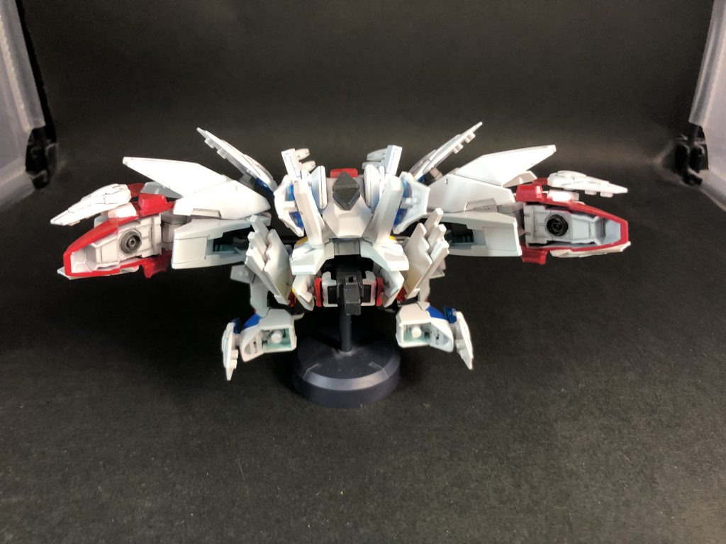 アーマー形態の裏側。エアースプレーでの塗装をしているのですがマスキングが苦手なので若干色分けを端折ってますw
    +