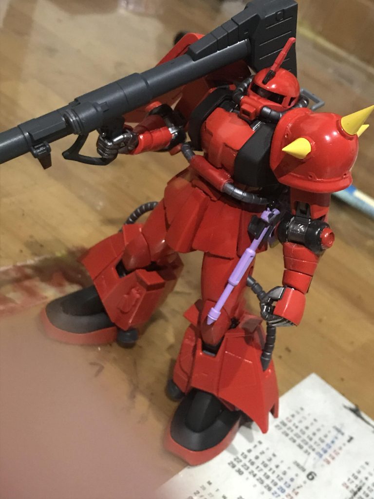 デカール貼り付け前。
色はシャインレッドをメインに据え、細部にモンザレッドを添える形です。
光沢トップコートの上から墨入れ、ウェザリングを施した後にセミグロスクリアーを吹いてパーツと塗装面の保護を行っています。
指がアクシデントで入ってしまいました。