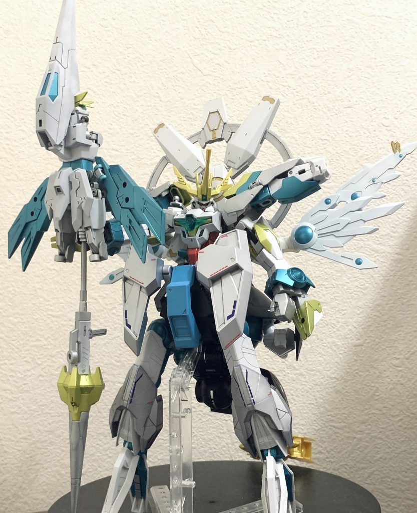 リライジングガンダムの背面にネプテイトガンダムのヴォワチュールリュミエールを増設し、合体時は元々余剰になっていたイージスナイトのパーツを使い大型の槍を持たせてみました。