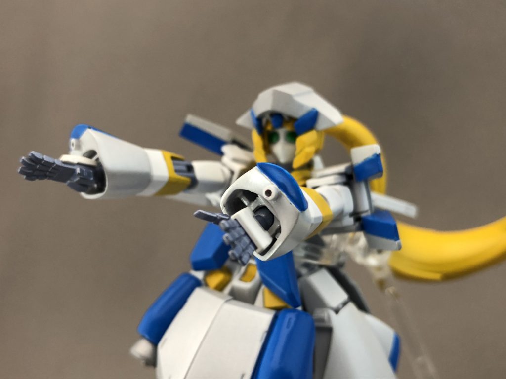 まず固定武装としてビームマシンガンが腕部に装備されています。