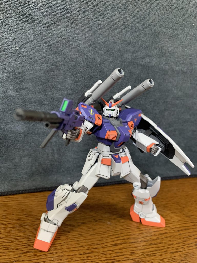 ビームライフルはキット付属のものではなく、ゲームに出て来た陸戦型ガンダムの物を持たせています。