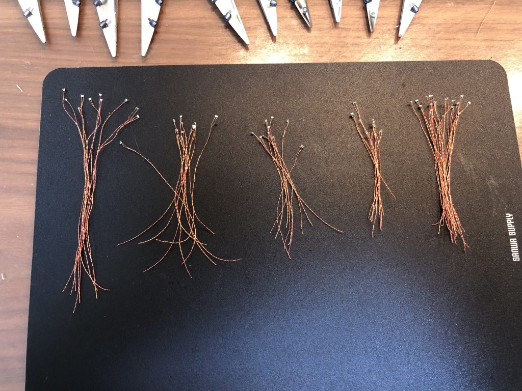 極小チップLEDは一気にはんだ付けを行いました。最終的に103個です。