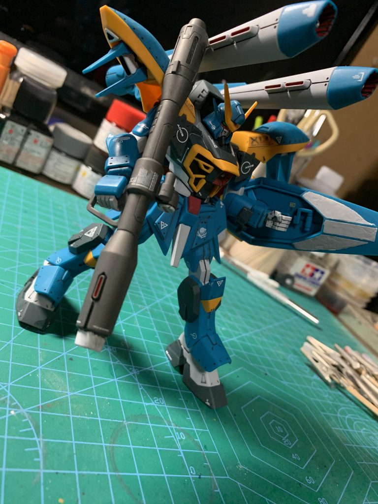 HGということで可動が寂しかったので、次は腰回りとかの可動を追加する加工に挑戦したいと思いますシールド裏のパテが汚いのはご愛嬌