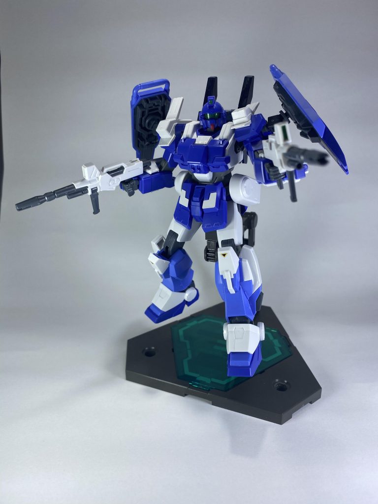 武装はシンプルにBD3号機用の改良型ビームライフルを二本とスパークナックルにサーベルをマウントしたものを両腕に装備更に頭部バルカン、胸部旋回式バルカン、脚部にサーベルを二本マウント肩にはアーム可動式のシールドがあり攻防どちらにも使用できる