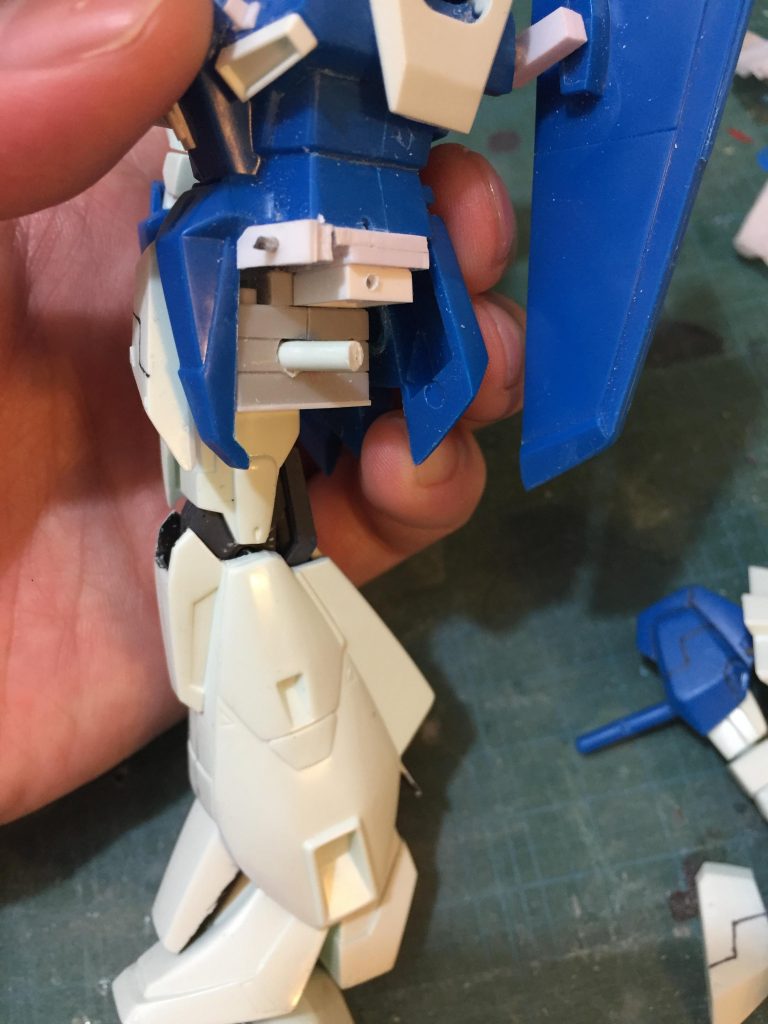 若干短めの脚は太もも延長などはせず、股関節位置を下にずらして長く見えるように改造