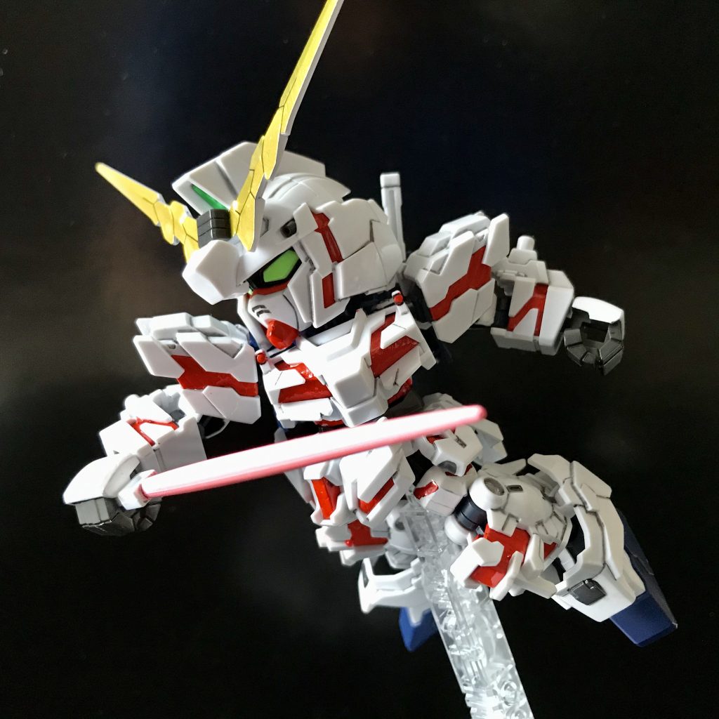 サイコフレームは蛍光レッド、目は蛍光グリーン、サーベルは蛍光ピンクです。ブラックライトで光るようにしました。 +