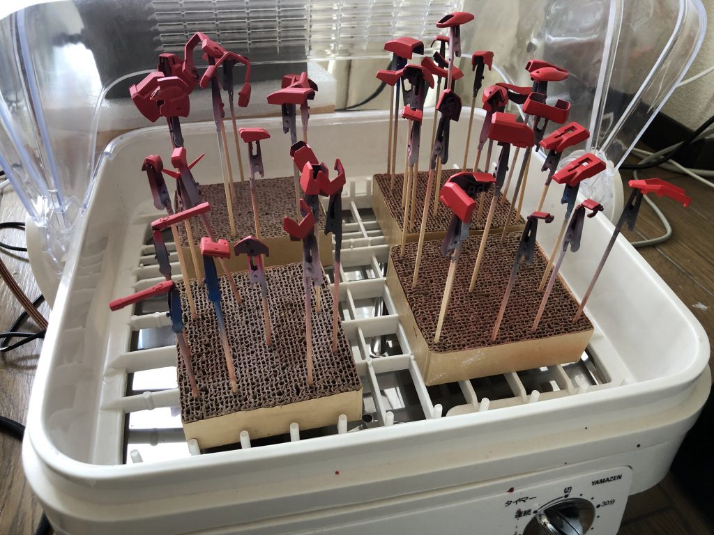 装甲などは艶消しレッドを使用
    +