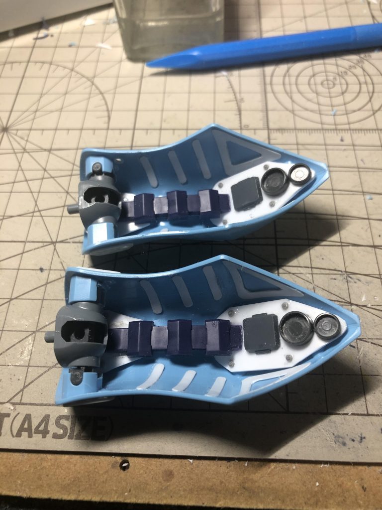 微妙ですが肩アーマーは後ハメ加工して接着。バーニアは別パーツにして裏に少しディテールたしました。
    +