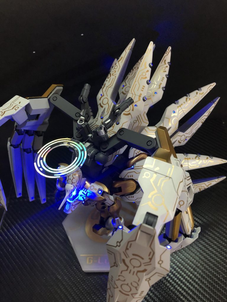 トップ画です。
頭上に天使の輪を装備。これは普段はこのポジションにいますが、敵の攻撃に瞬時に反応して移動防御するバリアと、月光蝶的な光輪攻撃するユニットという設定です。
透明プラ板とホログラムシールで作成しました。