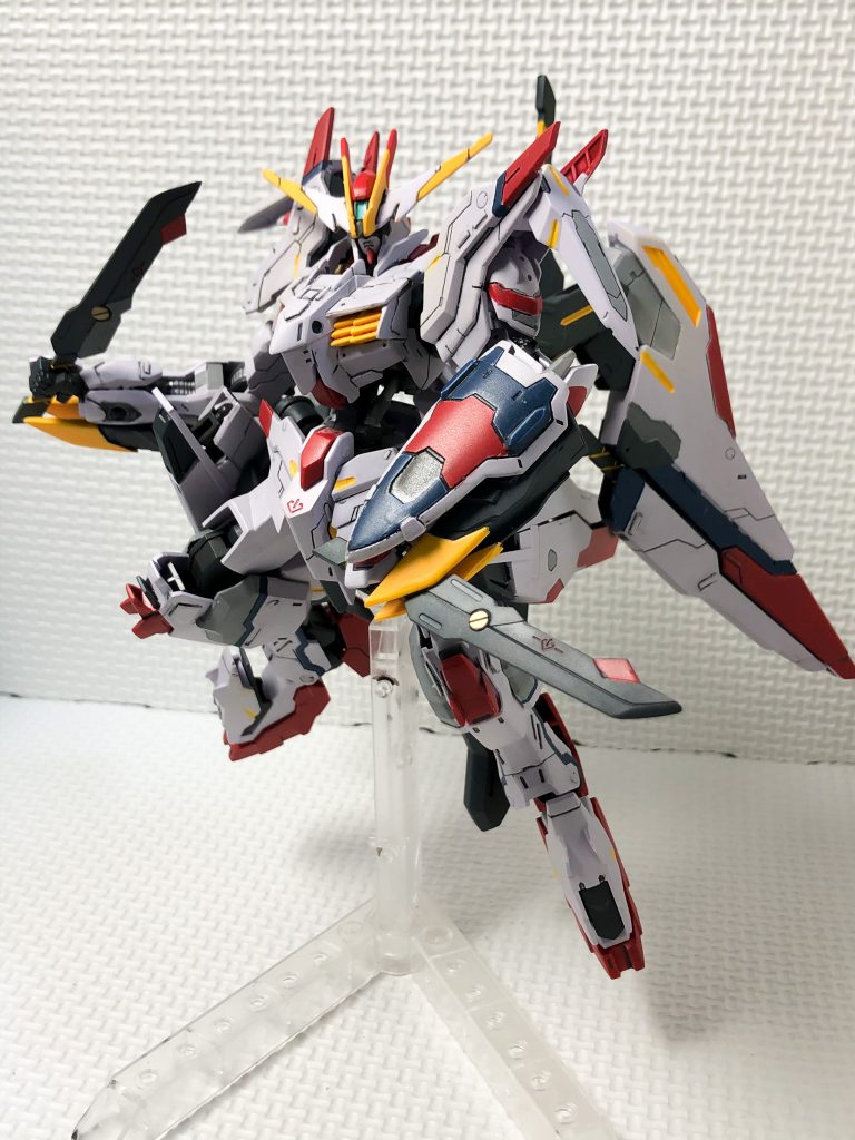 翼を畳んで短剣を二刀流にしてみました。
翼のボリュームが大きいので、畳んでも主張が激しいですね。