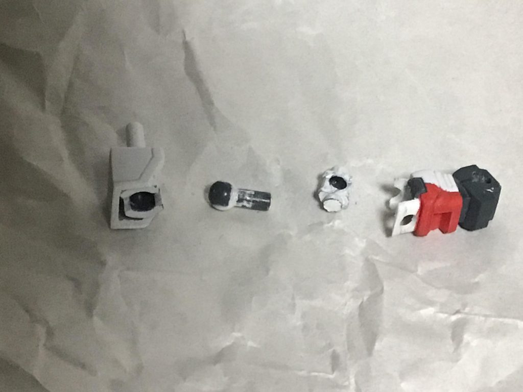 腕はこんな感じです。ボールデンの
2番目に大きいボールジョイントと、バトルアームアームズの1番を上下カットして縮めたやつです。ヒジ内側は切り欠きにしてアトハメできるようにしました。