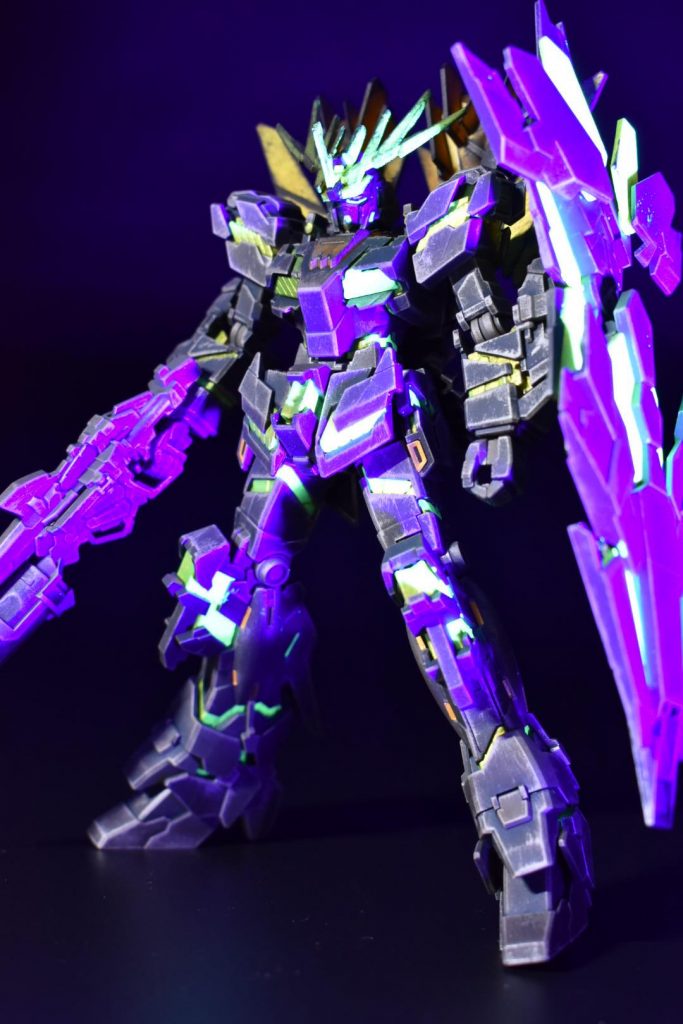 もはや定番ですがブラックライト当てるとサイコフレーム部が光る仕組みにしましたー✊