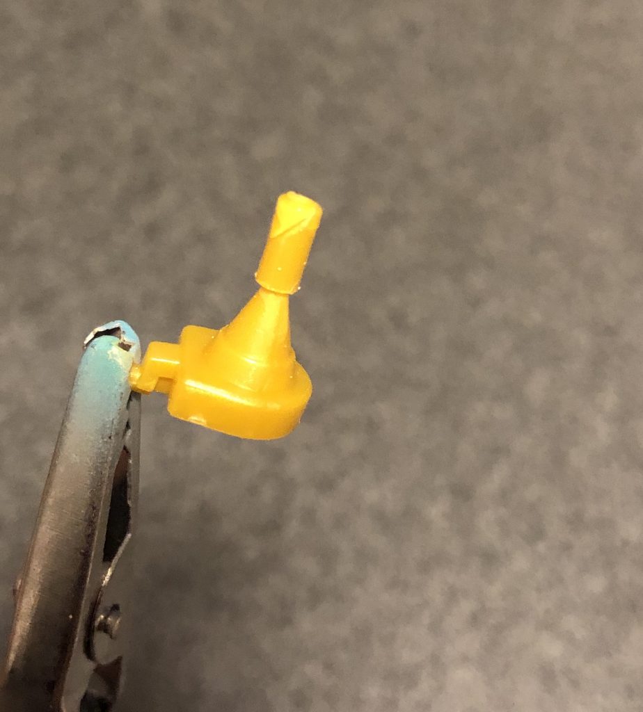 脚パーツのシャープ化の為、ランナーを接着