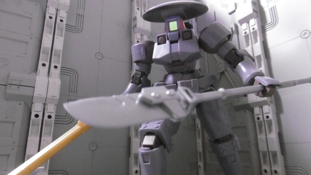 ビームサーベルは過去作に1本使用済み&使わないので、シールド裏のマウント部ごと切除し、均してスマートに。