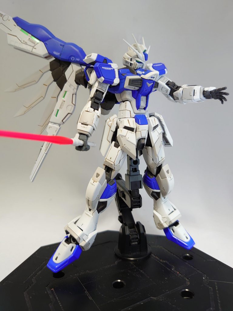 腹部で2mm延長してます。
スタイルの加工はこれだけ。
ディスティニーの羽はジャンクパーツ使用。
HGアマツミナの股関節と肩関節を使用。
ビームサーベルは蛍光ピンクでグラデ塗装です。