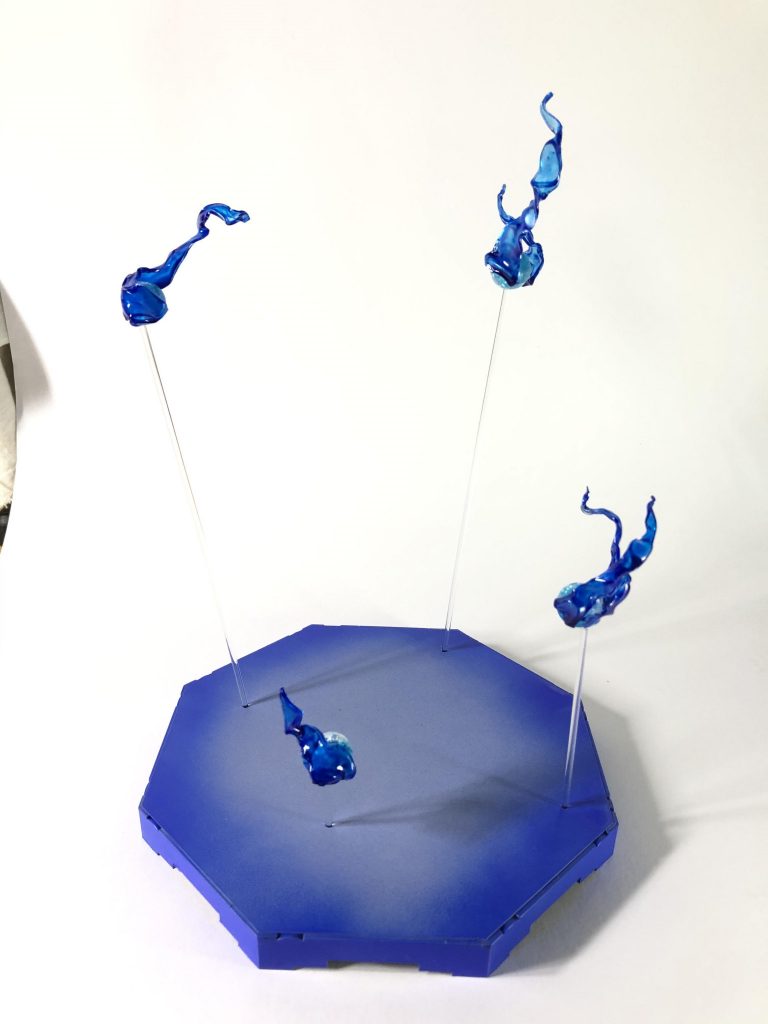 プラコンのレギュレーションに合わせて、ベースも制作。火の玉は100均のビーズ?を核にしてプラ板を貼り付けています。