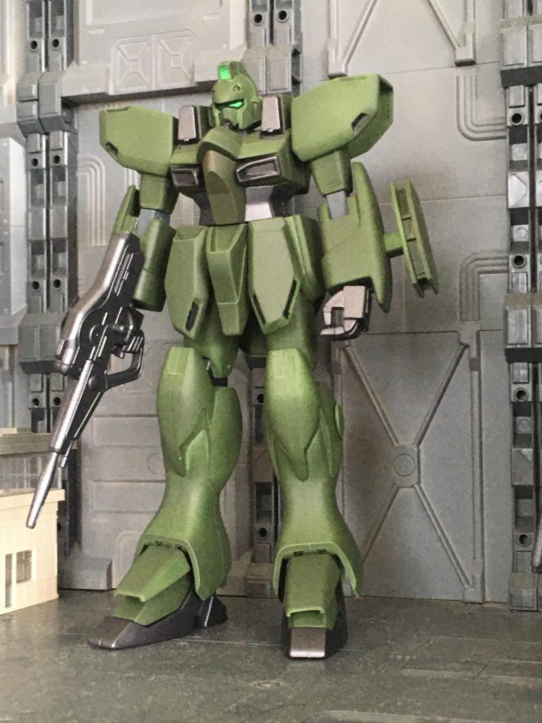 REに比べるとややマッチョなフォルムですが立ち姿はカッコいい