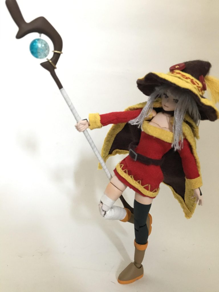 杖はランナーを芯にパテで造型
杖の丸い部分はランナーの中心のやつ
球体は100均のビーズ
1本足での絶妙なバランス