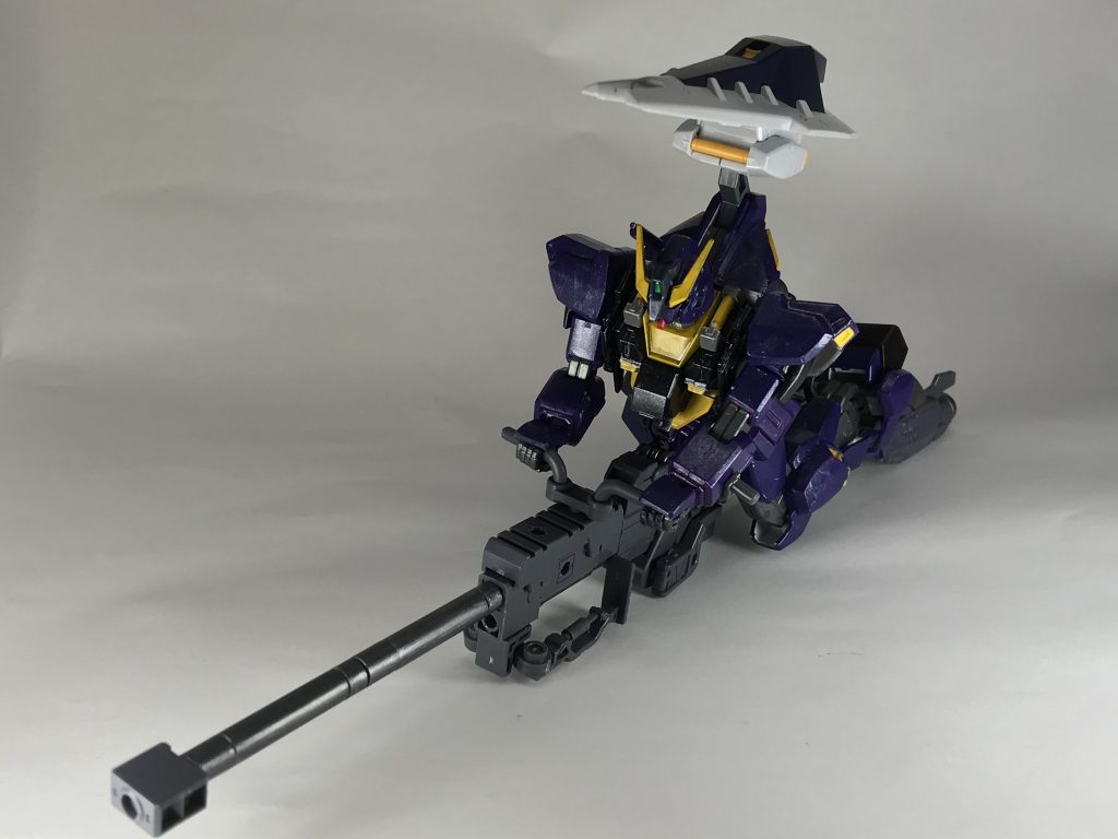 ディメンジョン内の移動にも使用されており、戦闘だけでなくGBNのプレイ全般でジャガーノートとラズィをサポートする多目的モジュール。それがガンナーズブルームである。