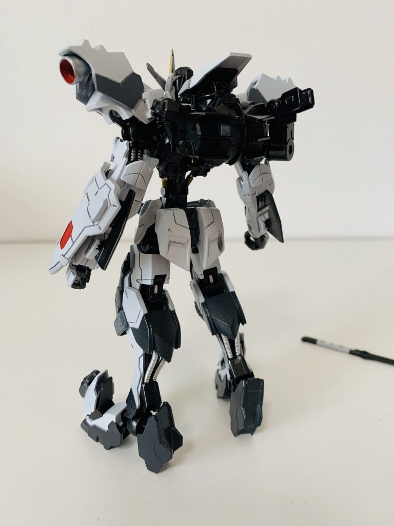 バックパック HGグリムゲルデ君が快くボディを提供してくれたので加工して背負ってます。リアクター3個持ちなんて贅沢ですね٩( ᐛ )وしかし黒すぎて分かりづらい…