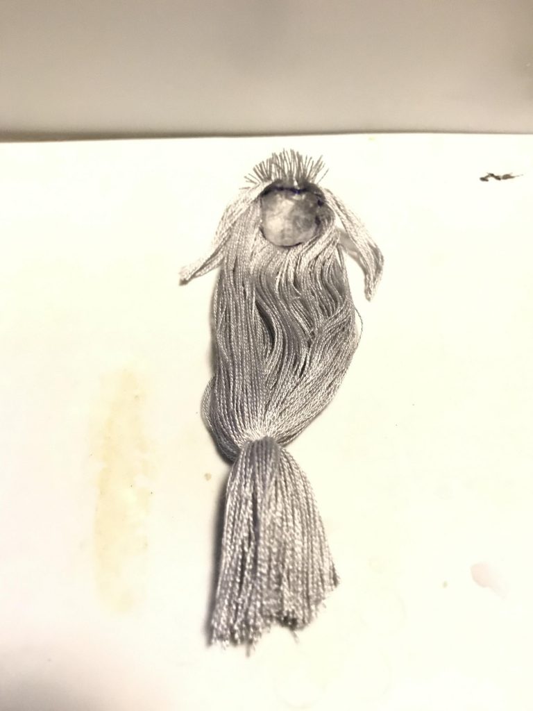 ネットやYouTubeで調べて、自己流にアレンジしました
ウィッグキャップはみんな使っているマスクの不織布です
コストは糸代の100円でウィッグが出来ます
簡単に作れます