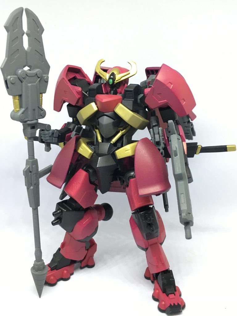 正面から。グレンラガンじゃねーです。ガンダムマーカーのシャアレッドを塗ったら偶然こんな感じにw頭…ジンクスⅡの頭部に食パンのバッグクロージャーのツノ、30MMアルトの強化パーツの余りを使用。胴体、腕 …漏影。腕は無改造で塗装のみ。胴体は腰に3㍉穴を空け、削ったローゼンズールの余りパーツ。その裏にサブアームとして加工したスカルウェポンのアームを。足…アスタロトオリジンの足。主に無改造で塗装のみ。膝のスパイクはM.S.Gのバーニアを逆向きに接着。武器…カスタマイズキャンペーンのフェダーインライフルの銃口にM.S.Gのドリルを接着。ライフルはマンロディのライフルをそのまま。サイドのサブアーム備え付けのトンファーはM.S.Gパンツァーファウストに付属のトンファーを切り貼りして幅詰めし、銃口を付けガントンファーに。二刀流の刀はプラアクトから。刀身は鉄血なので銀塗装はせず敢えて黒にしました。