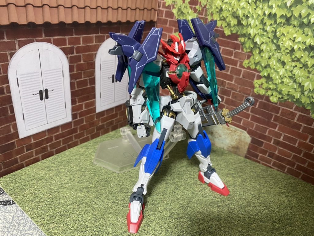 あれこれくっつけて形を整えたら、サフを吹き、シャアレッド・シャアピンク・ジャーマングレーで塗装したらできあがりです。 