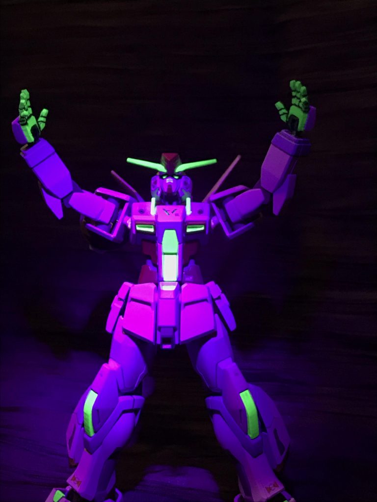 何度も撮り直してもどれもこれもって感じのポーズ。
片手にブラックライト、片手にスマホで撮影してます。