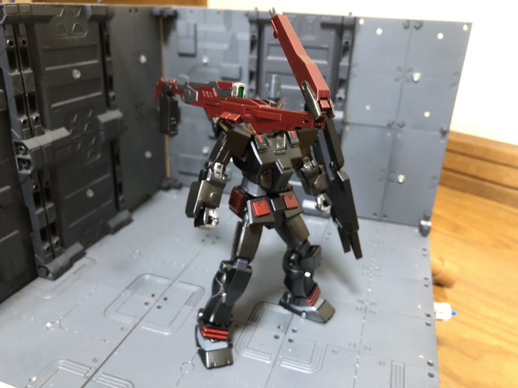 キャノンの色は黒サフを吹いてからのマイカレッドです。お気に入りの色です。
    +