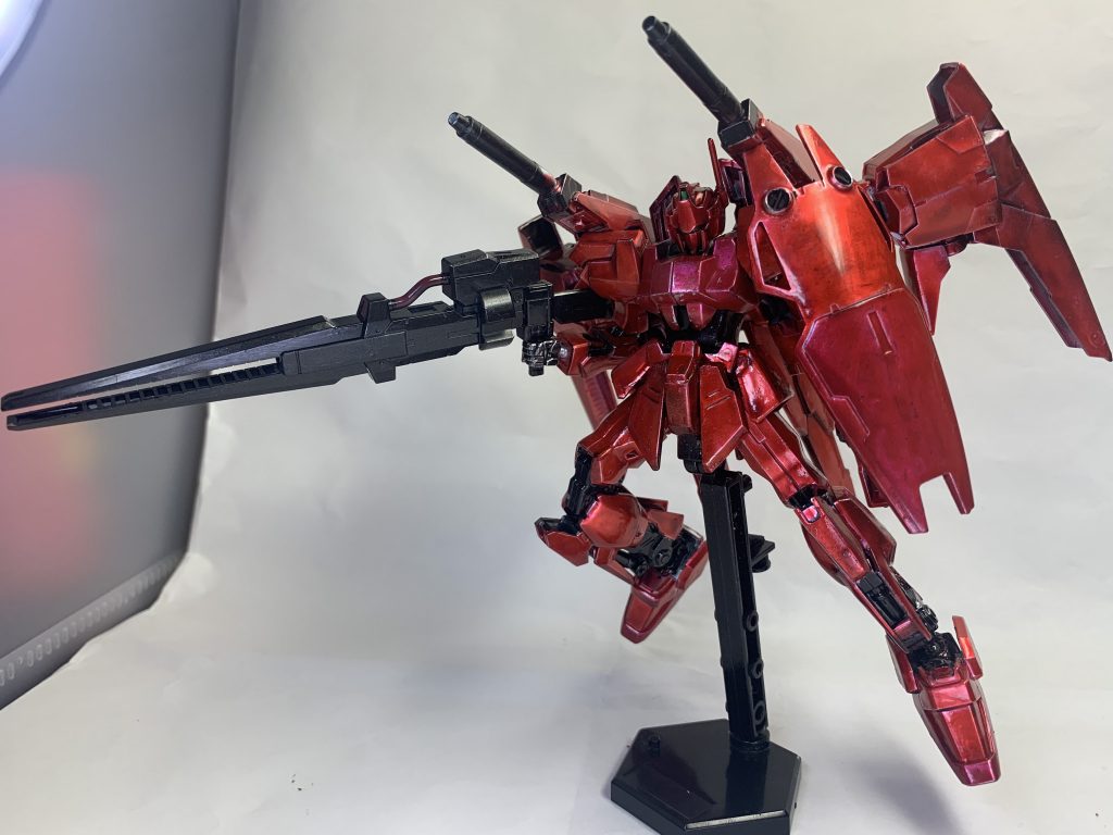 背中に装備されている二門のビームキャノン。砲身からビームサーベルを発振する事が可能で、支援機時にはビームラム、取り外す事で大型ビームサーベルとしても使用可能となる。