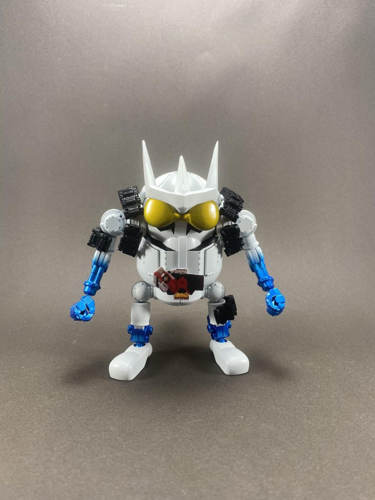 正面です。
メモリをさすコンバットベルト??はコトブキヤのパーツを使っています。