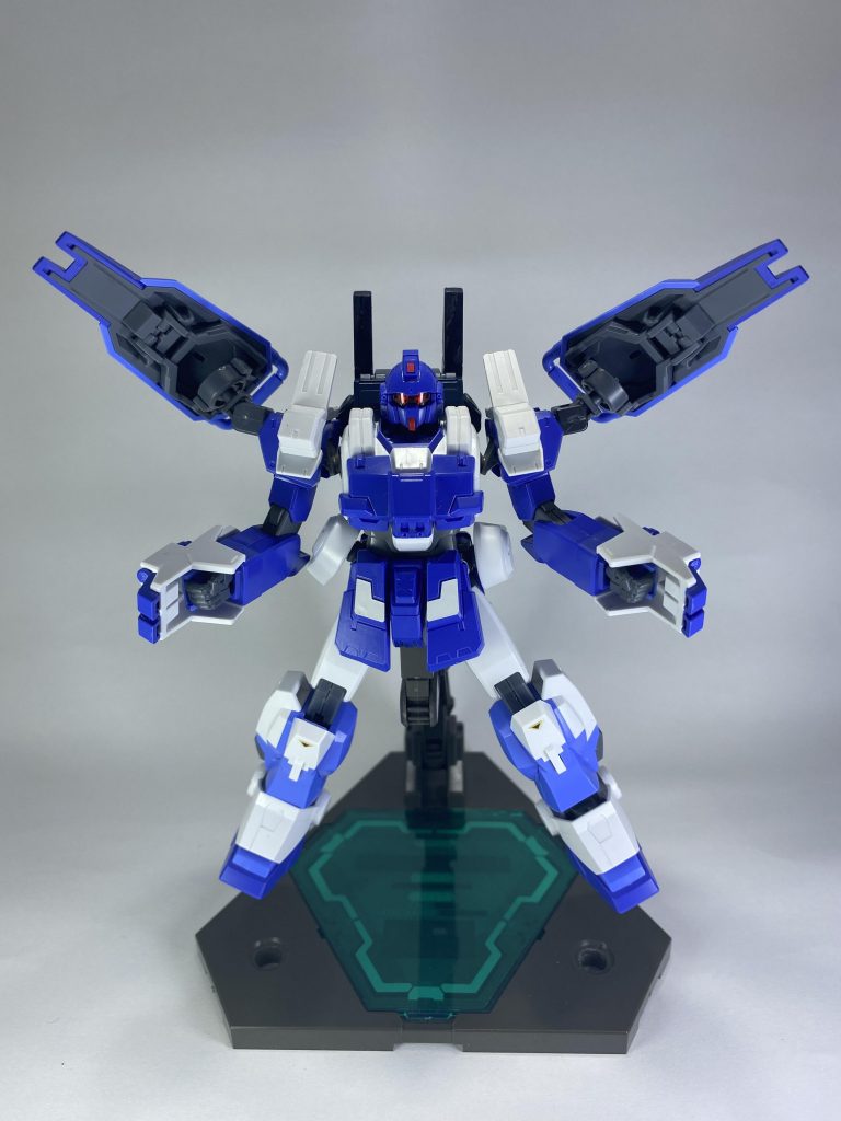 そして本機の目玉は何と言っても改修前にも搭載された規格外の兵装〔EX–Arms〕システム本機に搭載されている物はEXAMシステムと陸戦型に元々搭載されているMAXモードの特性を併せ持つオリジナルのシステムでハーフカットされ出力が落ちているが比較的安定稼働するEXAMをベースに、各部リミッターを徐々に解除していく事で戦闘中に少しづつ段階的に出力を上げる事で敵の不意を突いたり、負荷を一度に掛けない事で稼働時間の延長をも計っている