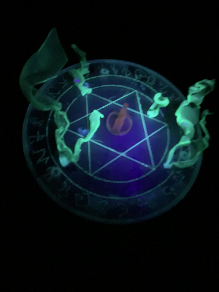 今回は台座も作成しました!!リューターで筋彫りした上から蛍光塗料でスミ入れしてます!!