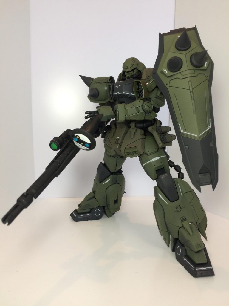 ライフルを構えて。ザクへの原点回帰の機体ですが、自分設定上、付属のライフルをそのままは違うと思い、hgのEX-Sガンダムのビームスマートガンを持たせました。試作機体のため、武装も試作品という設定ですが、気に入ってます。ルナマリア、バナージを援護します!