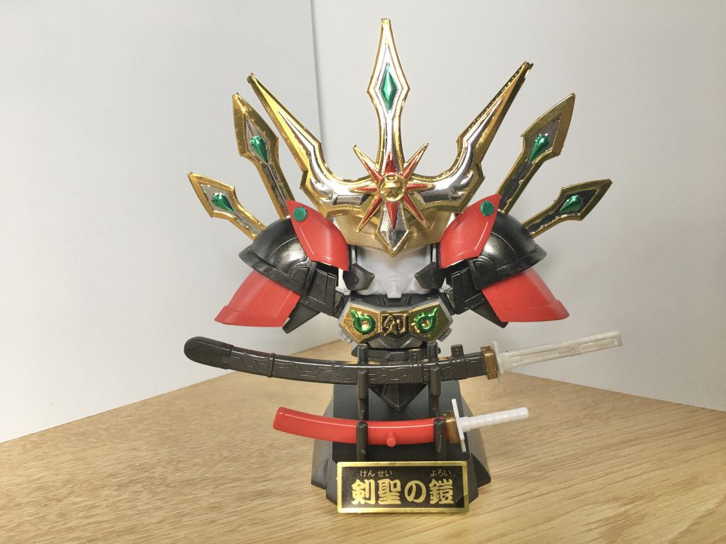 剣聖の鎧は再版なので輝羅鋼極彩は施されていません。なので、「ゴールドミラーフィニッシュ」というシール類を貼って再現してみました。初めて使用するので貼るのに苦戦しましたが、キラキラに仕上がったので良かったです。シール感が残ってしまいましたが、もっと上手に貼れれば綺麗に出来るのだと思います。