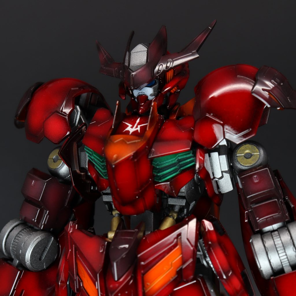 赤いボディに青い瞳が良い感じに映えますね。