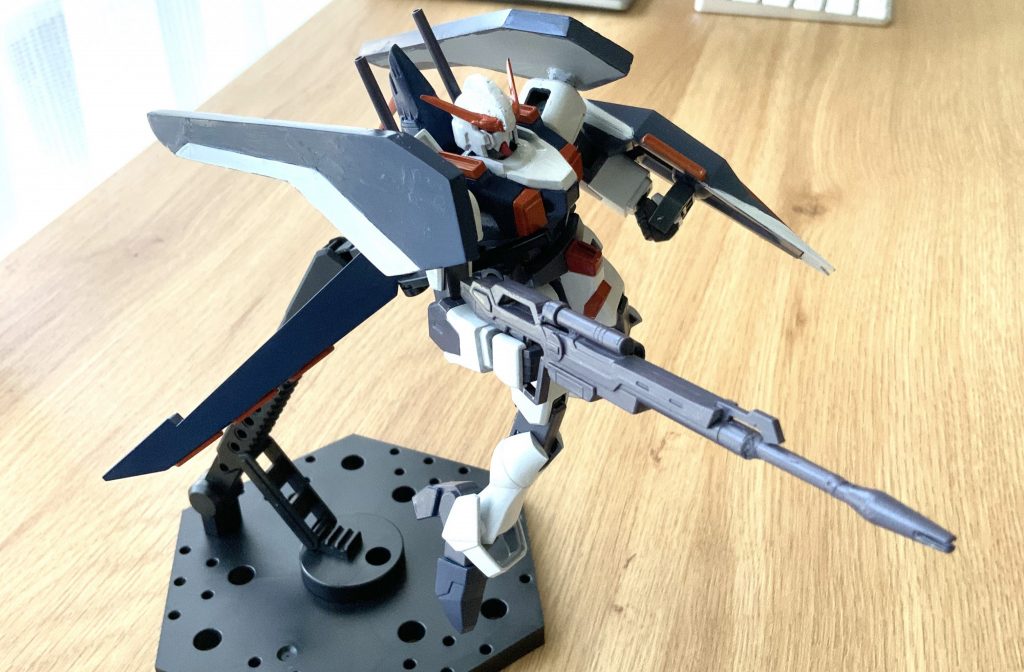 肩パーツは元のパーツを使う予定でしたが、肉抜き部にラッカーパテを山盛りにして放置したらパーツが溶けました。ということでプラ板とエポキシパテで自作しました。ほぼ板ですが。