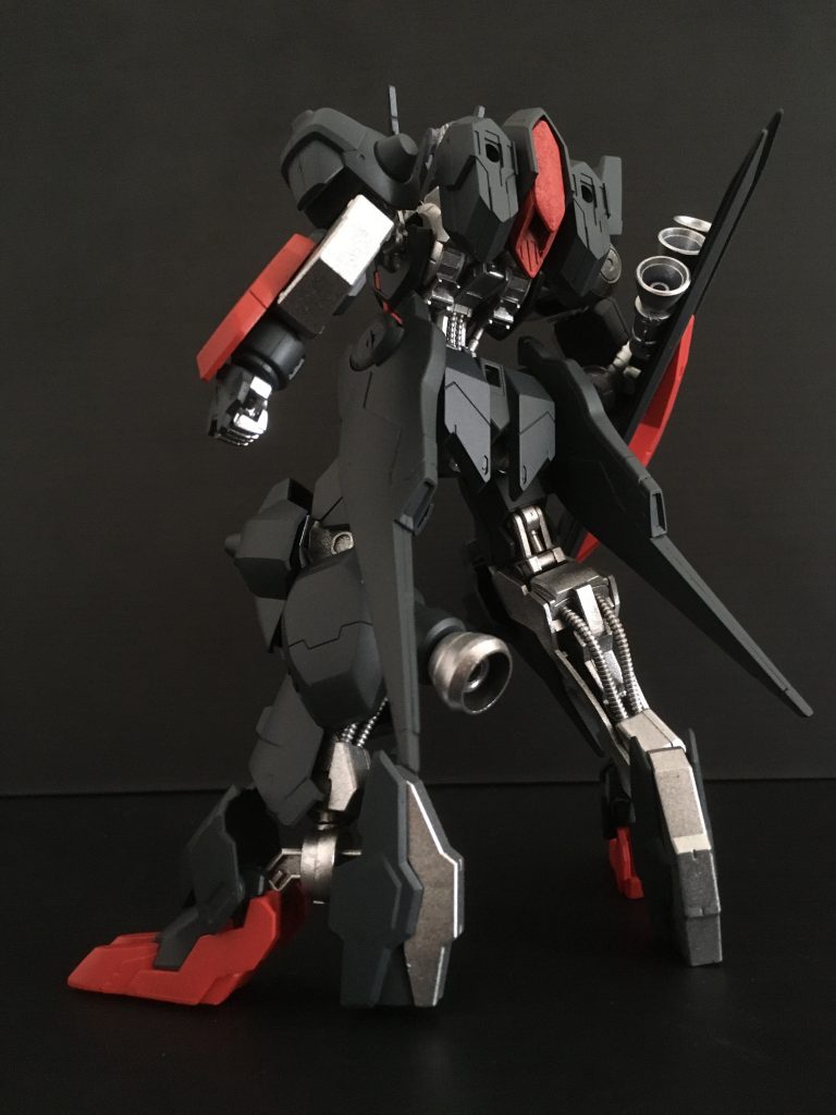 設定① アザゼル「アザゼルシリーズ」は、有機リンクデバイスシステム「AtoZ System」、通称「阿吽」を採用しており、リミッター解除によって、機体の一部から強大な力「ARMS」を発動させることを特徴とする。このシステムは「阿頼耶識」以上にパイロットへの負担を強いるものであり、厄祭戦後は、この技術を完全に抹消すべく措置が取られたとされる。