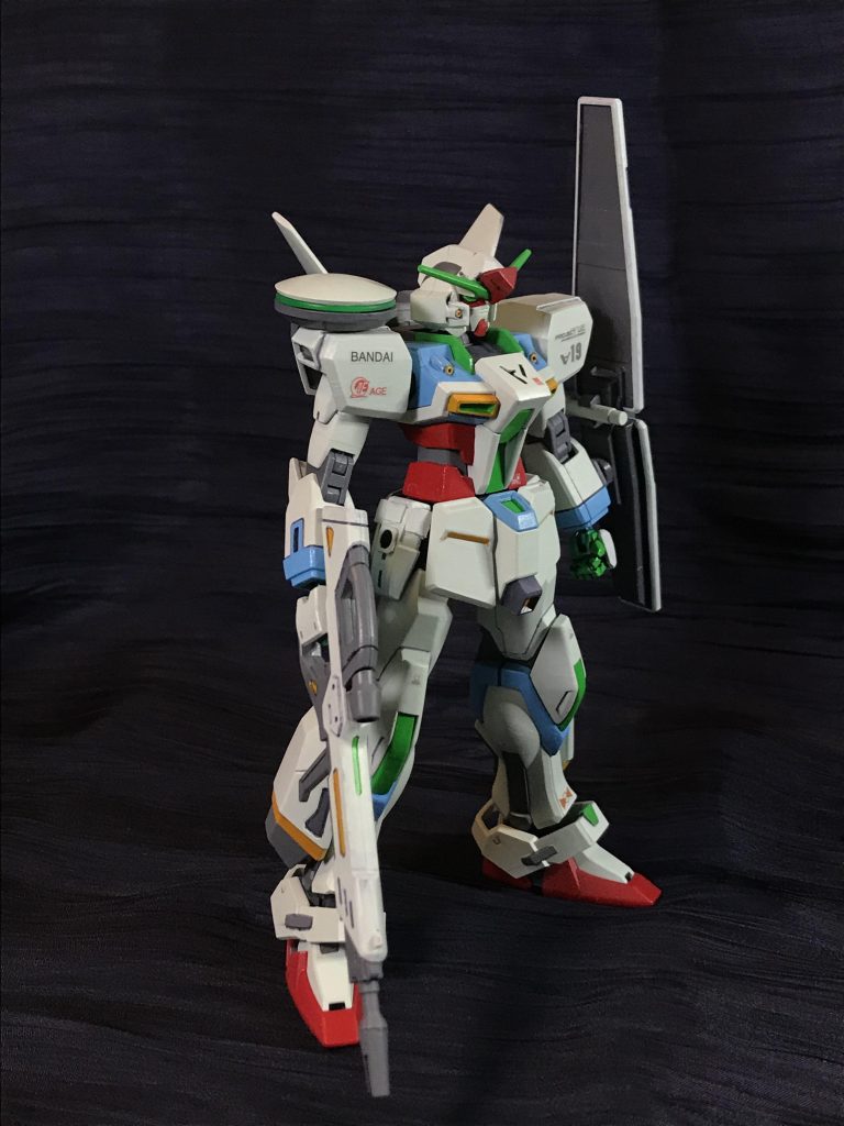 でも主人公機なので何か特徴なくっちゃって事で円盤を搭載して「レーダー特化主役機」という全集中仕様に。
背中のAGEっぽい羽もアンテナです。