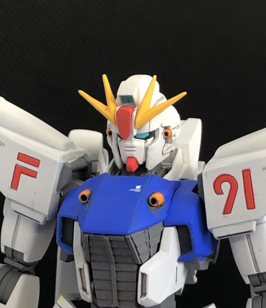 キットでは凹モールドで再現されていた腹部ラジエーターはプラ板でフィン状ディテールに変更しました。